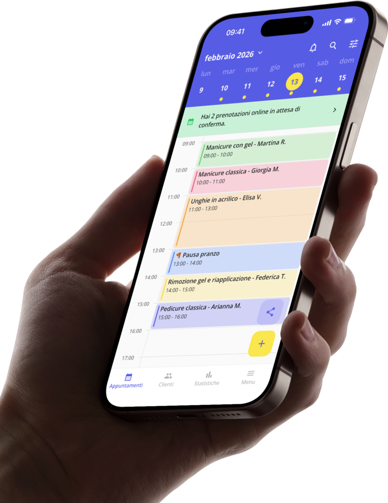 App SmartAgenda su iPhone con agenda appuntamenti e notifica di prenotazione online in attesa di conferma